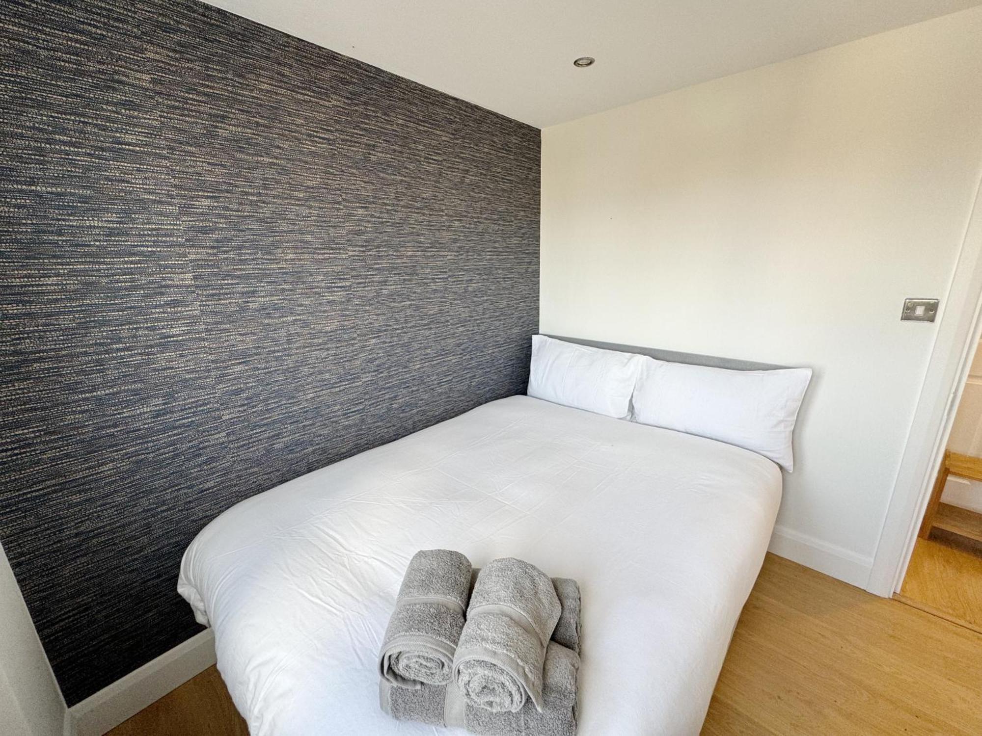 Budget Double In Acton, Near & Heathrow * Londra