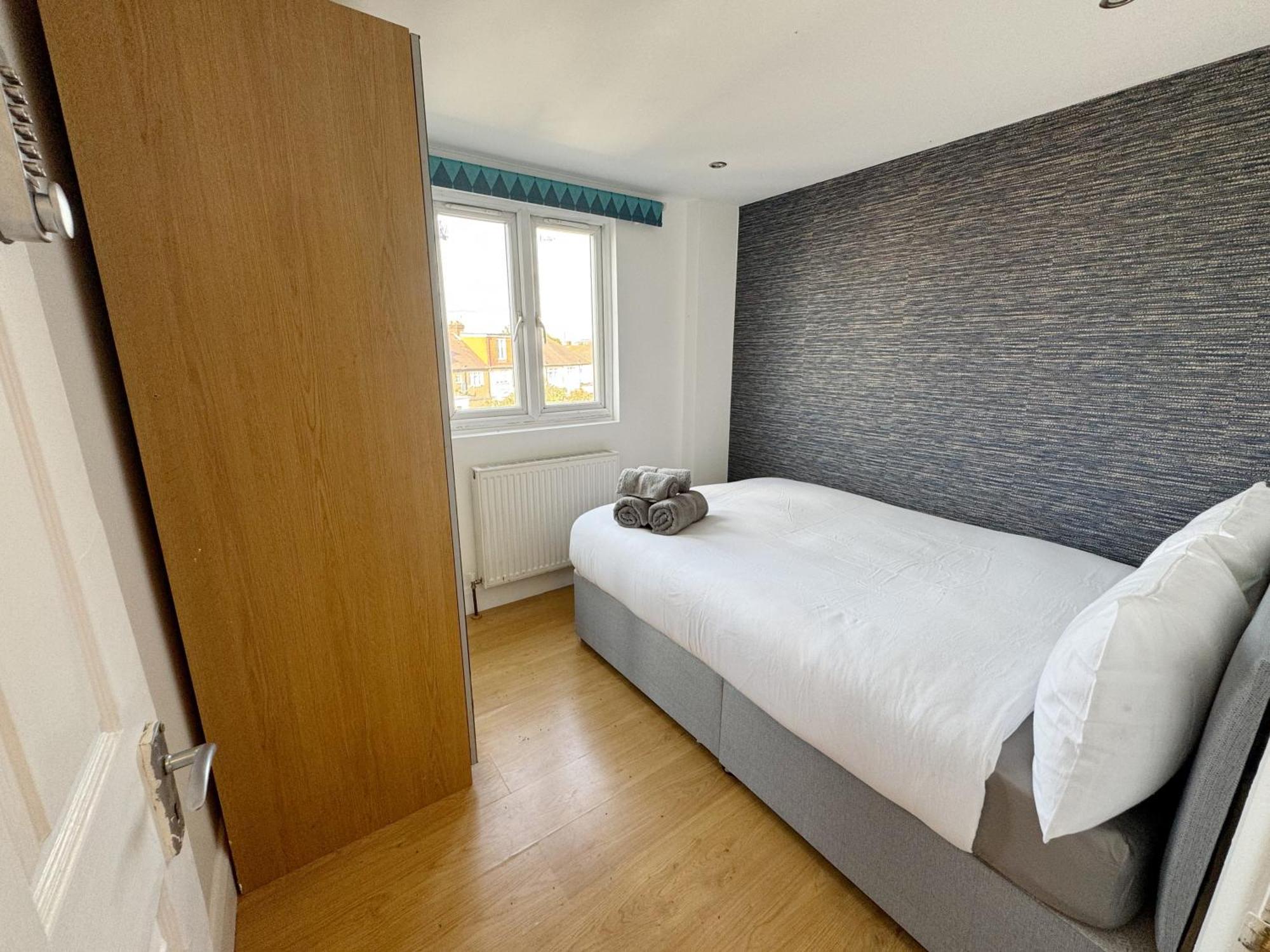 Budget Double In Acton, Near & Heathrow Gazde/Camere de închiriat Londra